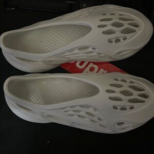 🔥🔥🔥White Yeezy adidas Foam Slip-On Shoes worn a 3  times no box 📦 sorry